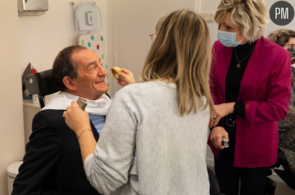 Jean-Pierre Pernaut au maquillage avec Evelyne Dhéliat