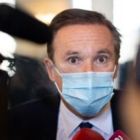 Nicolas Dupont-Aignan dénonce "le reportage de propagande" de RMC Story contre Didier Raoult