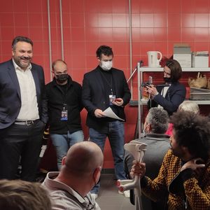 Bruce Toussaint en plein briefing avec les Français