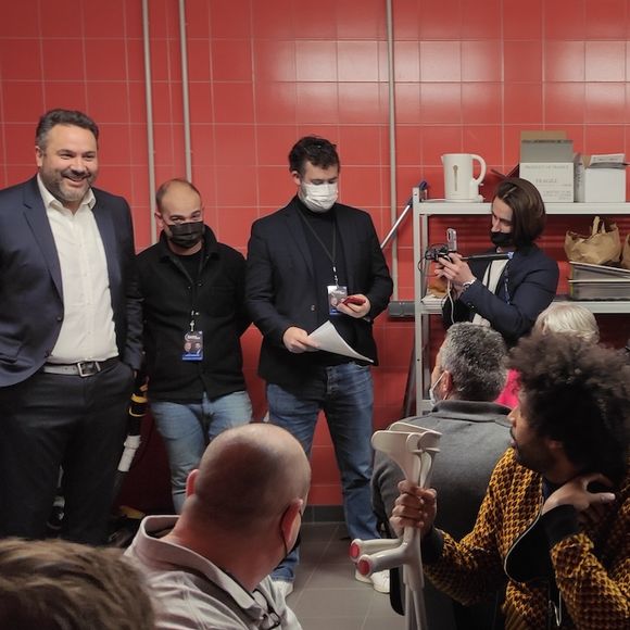 Bruce Toussaint en plein briefing avec les Français