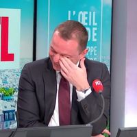 "Un gouvernement composé à moitié de débiles" : Olivier Dussopt pleure de rire face à Philippe Caverivière sur RTL