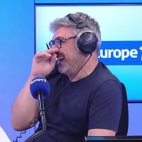 "Je suis en train de descendre" : Un problème de chaise provoque un énorme fou rire entre Pef et Jean Zeid sur Europe 1