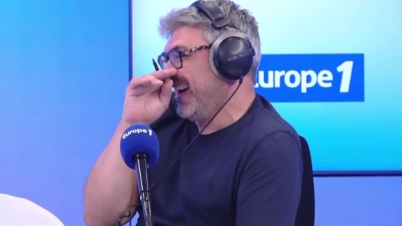 "Je suis en train de descendre" : Un problème de chaise provoque un énorme fou rire entre Pef et Jean Zeid sur Europe 1