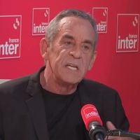 "Je ne comprends pas que Vincent Bolloré laisse dire des choses comme ça" : Thierry Ardisson s'indigne des "conneries" émises par Cyril Hanouna dans "TPMP"