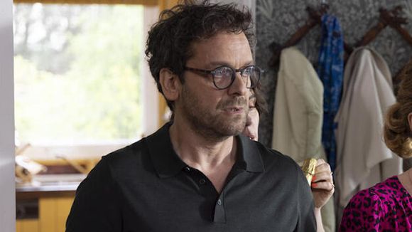 "La tribu" : Alix Poisson et Jonathan Zaccaï parents débordés dans la nouvelle série familiale de TF1 dès ce soir