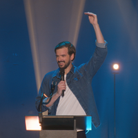 "J'actualise toutes les semaines" : Marc-Antoine Le Bret égratigne avec humour le PAF dans un spectacle à voir ce soir sur France 2