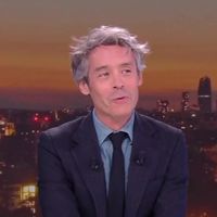 "Les process de CNews sont toujours impeccables" : Julien Bellver et Yann Barthès se moquent de Pascal Praud dans "Quotidien" autour de la blessure de Kendji Girac