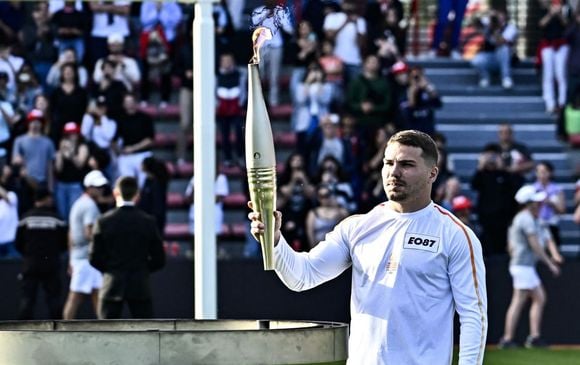 Antoine Dupont avec la flamme olympique