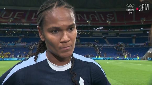 Wendie Renard, capitaine de l'équipe de France féminine de football, en zone d'interview après la victoire laborieuse des Bleues (3/2) face à la Colombie jeudi 25 juillet 2024.