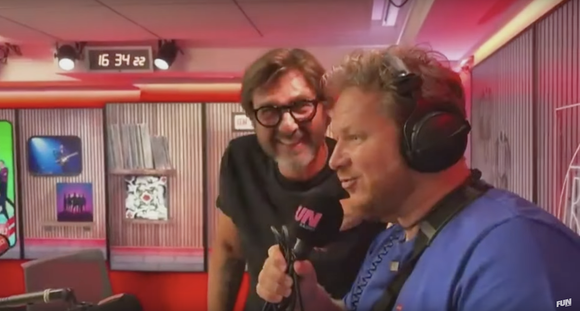 Clément Lanoue s'incruste dans les studiosn de RTL2 en direct sur Fun Radio avec Éric Jean-Jean