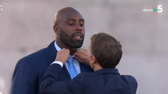 "J'avais chaud" : Dans "C à vous", Teddy Riner revient sur le moment insolite avec Emmanuel Macron pendant la parade des Jeux de Paris