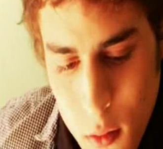 Benjamin Siksou, dans le premier clip de Nouvelle Star 2008.