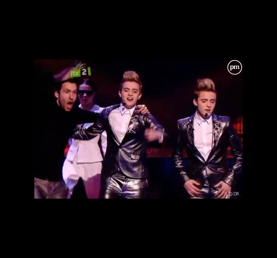 Calvin Harris (à gauche), aux côtés de John & Edward sur le plateau de "The X Factor"