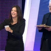 Panique dans l'oreillette : Lionel Jospin surprend Cristiana Reali (vidéo)