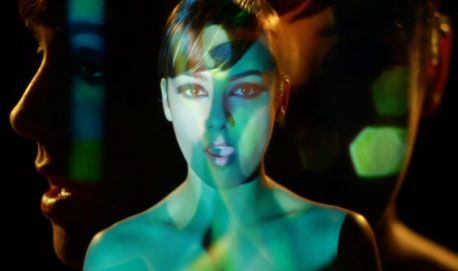 Clip : Alizée chic et colorée dans ses "collines"