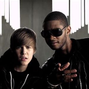 Justin Bieber et Usher dans le clip de "Somebody to Love"