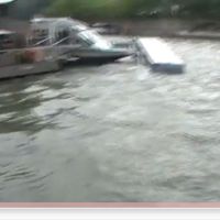 Vidéo : un autobus tombe dans la Seine, en plein Paris