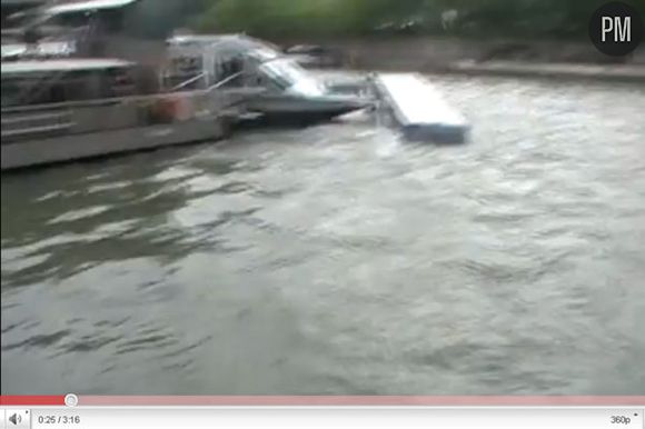 Un bus tombe dans la Seine, le 29 juillet 2010, à Paris