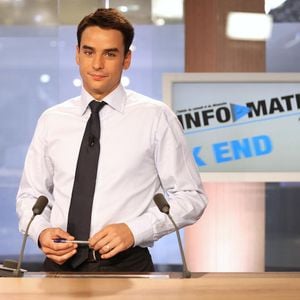 Julian Bugier, journaliste sur i>Télé