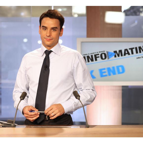 Julian Bugier, journaliste sur i>Télé