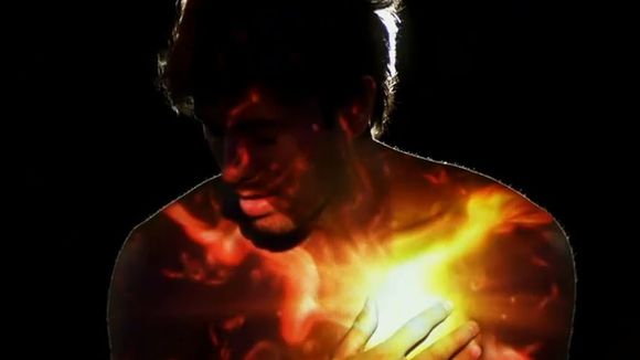 Clip : Enrique Iglesias et Nicole Scherzinger se mettent à nu pour "Heartbeat"