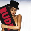Rihanna sur la pochette de "Rude Boy"