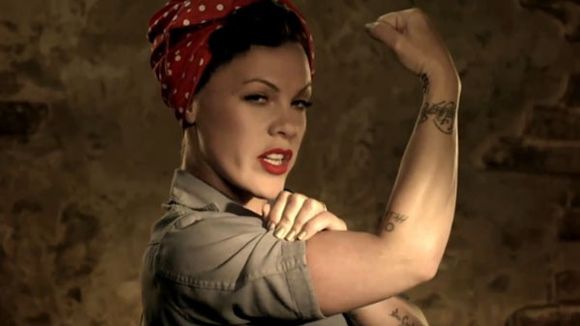 Clip : Pink toujours déjantée dans "Raise Your Glass"