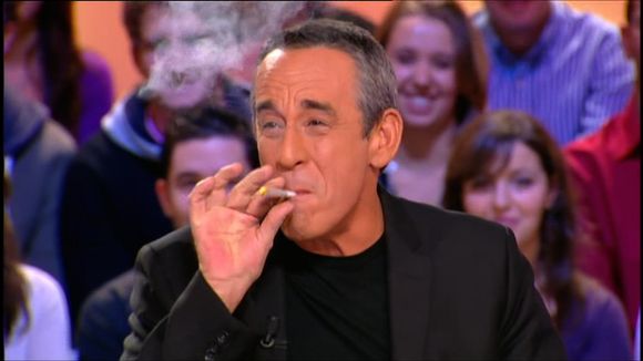 Zapping : Ardisson fume un joint en direct sur Canal+