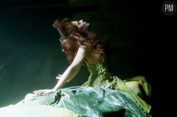 Cheryl Cole dans le clip de "The Flood"