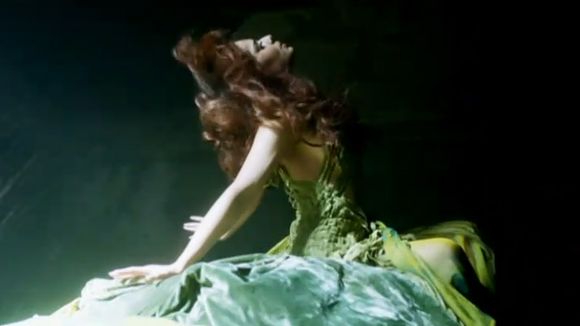 Clip : Après Take That, Cheryl Cole sort aussi "The Flood"