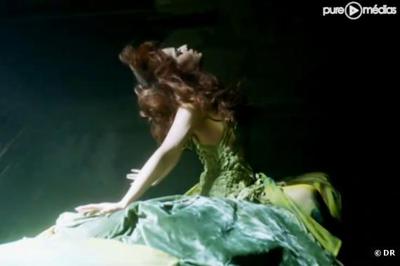 Cheryl Cole dans le clip de "The Flood"