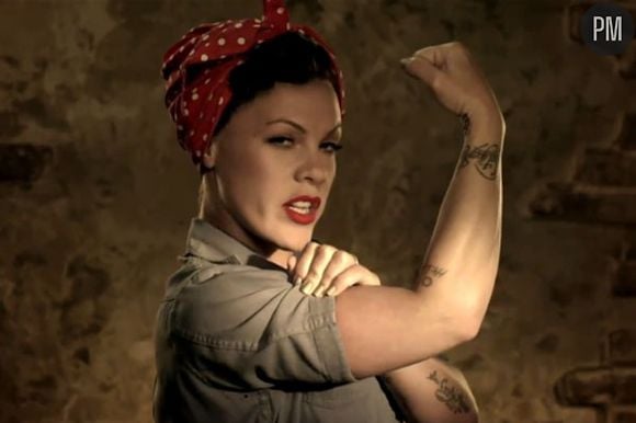 Pink dans le clip de Raise Your Glass