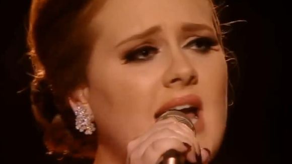 Brit Awards : Adele sublime sur "Someone Like You"
