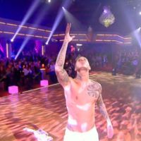 Zapping : M. Pokora tombe la chemise