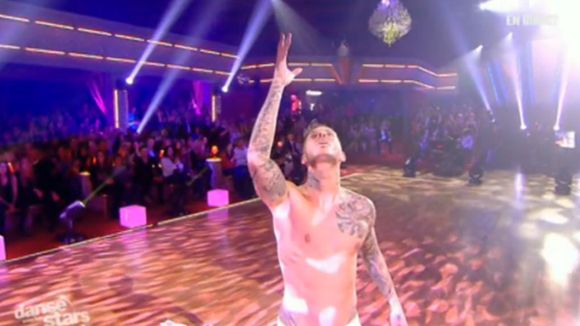 Zapping : M. Pokora tombe la chemise