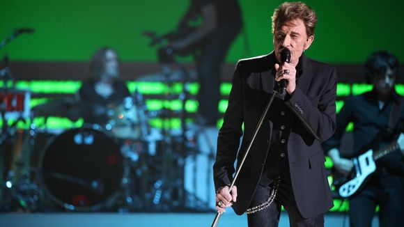 Disques : Johnny Hallyday se maintient très difficilement