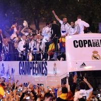 Vidéobuzz : le bus du Real de Madrid roule sur le trophée qu'ils venaient de remporter !