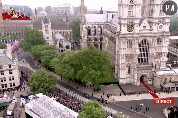 La reine Elizabeth II arrive à l'Abbaye de Westminster