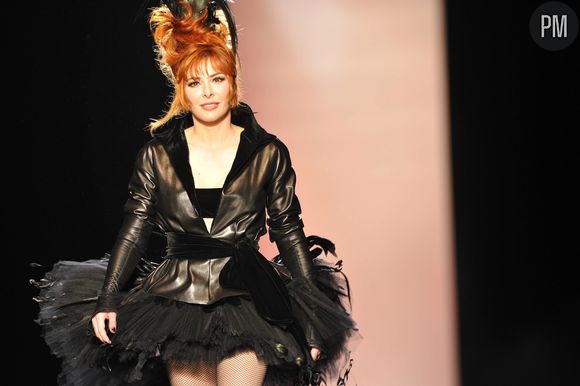 Mylène Farmer défile pour Jean-Paul Gaultier.