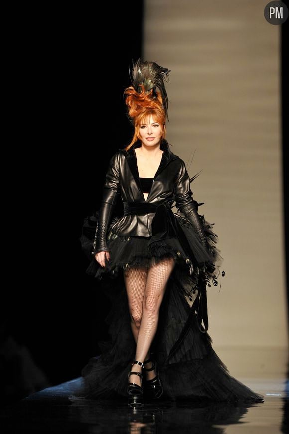 Mylène Farmer défile pour Jean-Paul Gaultier.