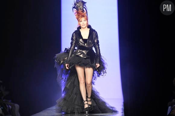 Mylène Farmer défile pour Jean-Paul Gaultier.