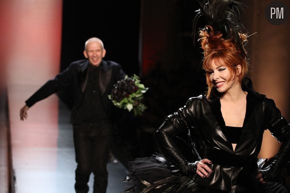 Mylène Farmer défile pour Jean-Paul Gaultier.