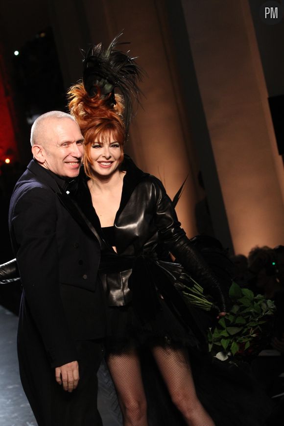 Mylène Farmer défile pour Jean-Paul Gaultier.