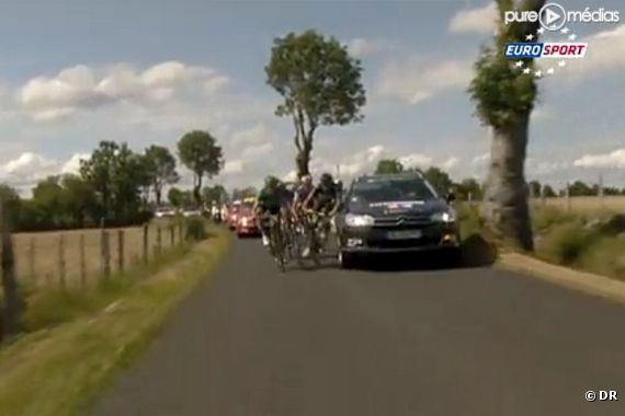 Une voiture fauche deux coureurs lors du Tour de France