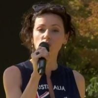 Zapping : Tina Arena chante l'hymne australien à l'arrivée du Tour de France