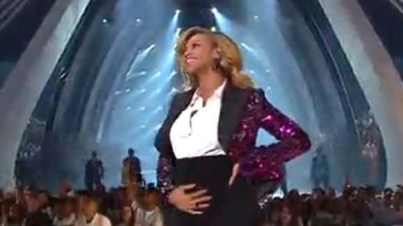 Beyoncé chante "Love on Top" aux MTV Video Music Awards 2011