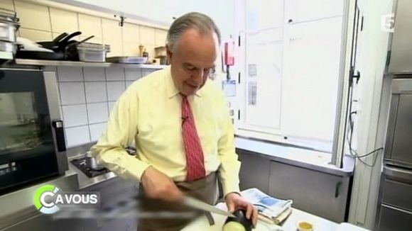 Frédéric Mitterrand dans "Un dîner presque parfait" sur M6.