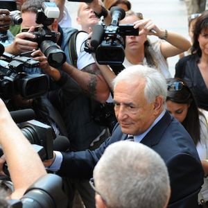 Dominique Strauss-Kahn et sa compagne Anne Sinclair face à la cohue des journalistes, le 23 août 2011 à New York