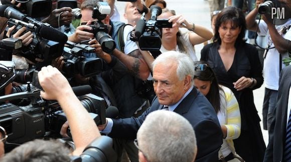 Dominique Strauss-Kahn et sa compagne Anne Sinclair face à la cohue des journalistes, le 23 août 2011 à New York