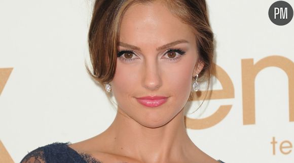 Minka Kelly sur le tapis rouge des Emmy Awards 2011